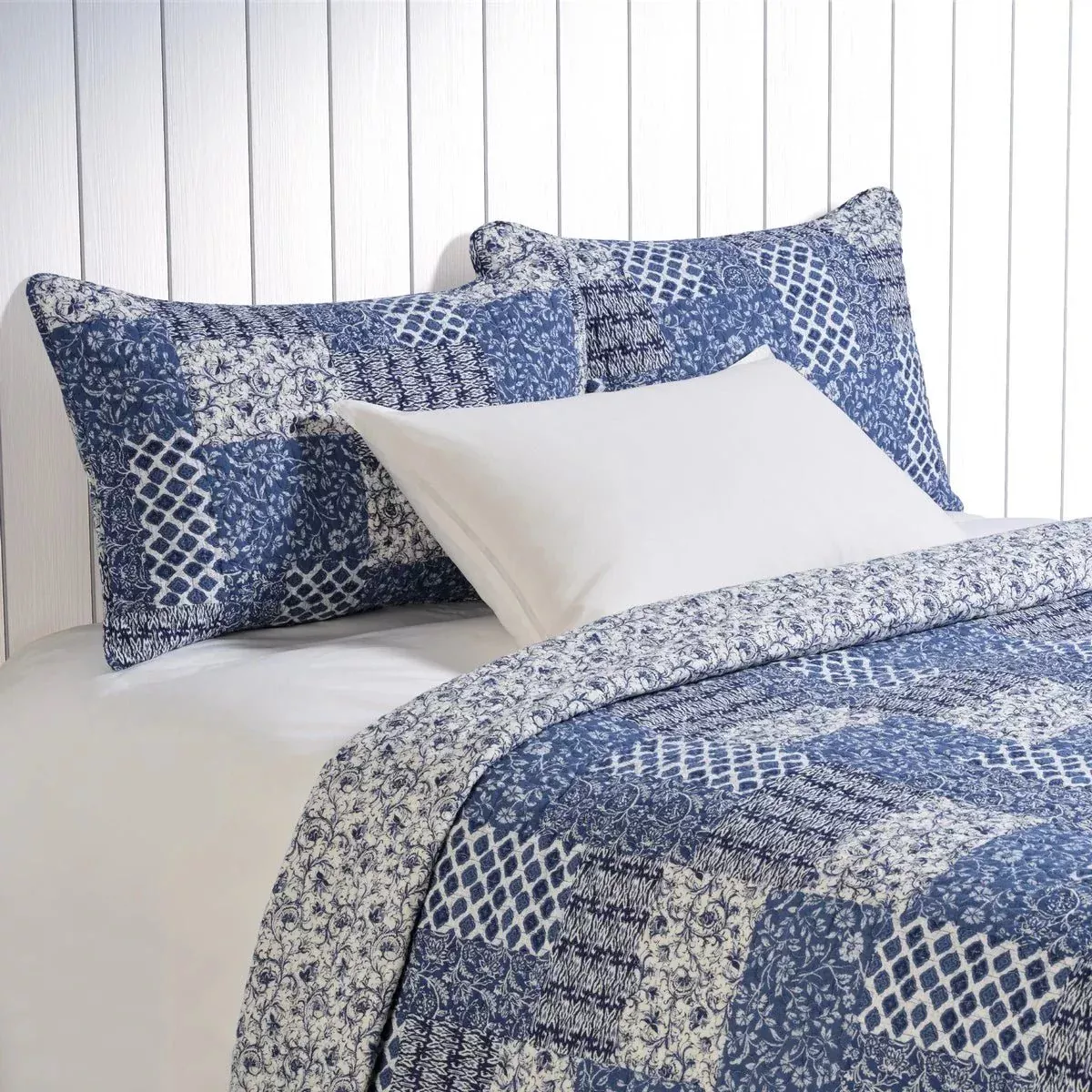 Donalda Quilt Set
