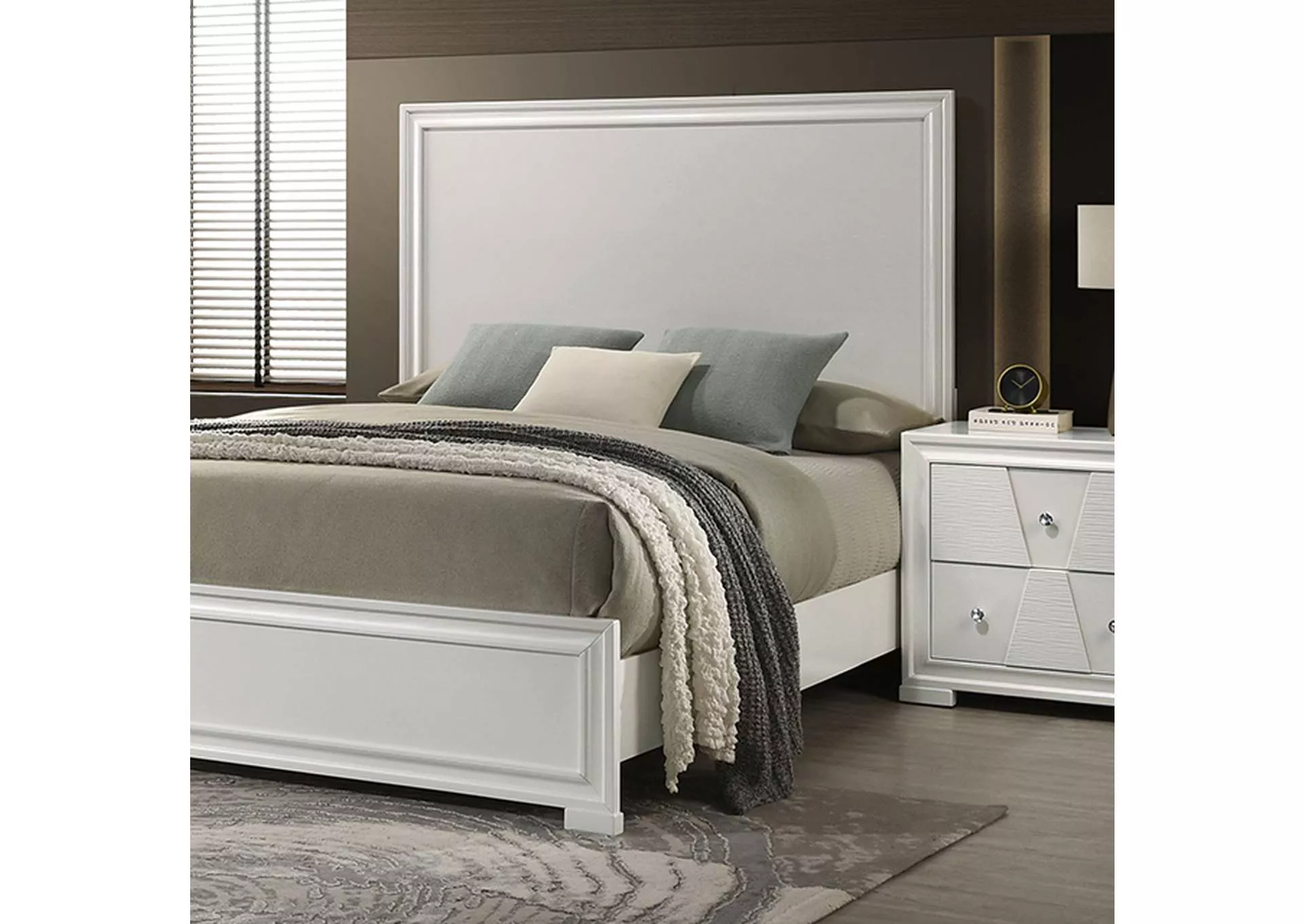 Holsted - E.King Bed